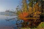 Jezioro Hacza w jesiennej scenerii.