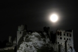 Zamek Ogrodzieniec podczas pełni księżyca