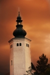 Wieża kościoła w Płocicznie podczas lipcowego załamania pogody