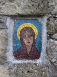 Mozaika na cmentarnym murze