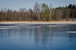 Jezioro Czarne pod lodem.