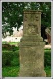 Rbi - kamienny obelisk o podstawie trjkta, ozdobiony paskorzebami z kadej strony z 1764 r