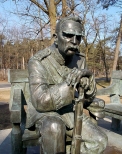 Sulejwek. Fragment pomnika Marszaka J. Pisudskiego.