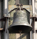 Sulejwek. Dzwon na dzwonnicy przy kociele p.w. Przemienienia Paskiego.
