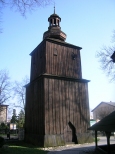 Miasteczko lskie - drewniana dzwonnica z XVII w. na rzucie kwadratu.