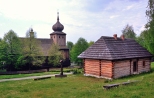 Nadwiślański Park Etnograficzny w Wygiełzowie. XVII wieczny kościół z Ryczowa. Na pierwszym planie plebania.