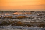 Morze Bałtyckie w promieniach wschodzącego słońca