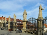 Kalwaria Zebrzydowska. Figury przed bazylik