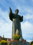Kalwaria Zebrzydowska. Pomnik papiea Jana Pawa II przed Bazylik