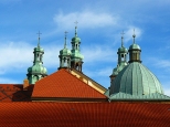 Kalwaria Zebrzydowska. Czerwone dachy klasztoru oo. Bernardynw