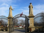 Kalwaria Zebrzydowska. Brama z figurami witych na Placu Rajskim