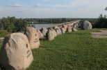 Pomnik polegych w bitwie nad Bzur z widokiem na most na Wile