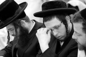 Żydzi w Leżajsku podczas czytania Tory