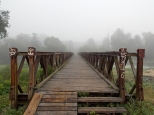 Kosewko. Most na Wkrze w sierpniowej mgle.