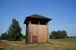 Drewniana dzwonnica z Wysokienic . Skansen w Maurzycach