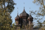 Wieże cerkwi Narodzenia Najświętszej Maryi Panny w Mielniku - widok od strony cmentarza prawosławnego