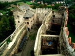 widok na ruiny zamku w Bolkowie z wieży zamkowej.