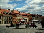 kolorowe kamieniczki w rynku w Sandomierzu