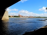 Spojrzenie na Toruń spod mostu