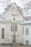 Synagoga i dom talmudyczny - w porannej listopadowej mgle