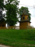 Drewniana dzwonnica obok koscioa