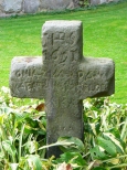 Krzyż pokutny w mini ogrodzie botanicznym przy kościele.