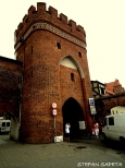 Brama Mostowa od strony Wisy - gotyk z 1432 r. obecnie siedziba miejskiego konserwatora zabytkw.