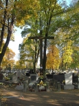 Centralny krzyż na cmentarzu