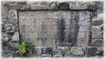 Stara tablica w murze folwarku