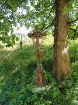 Przydrożny krzyż w Małych Pieninach.