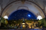 Szopka umieszczona wysoko nad głównym ołtarzem w Sanktuarium Matki Boskiej Pocieszenia w Bujakowie