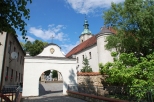 Jemielnica - brama wjazdowa z herbem klasztoru