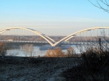 Most w zimowym słońcu