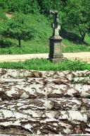 Wołowiec - przydrożny krzyż z zakładu kamieniarskiego w Bartnem. Beskid Niski