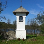 Malownicza kapliczka nad jeziorem Jaczno