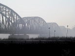 Most Piłsudskiego we mgle