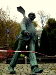 Pomnik Karola Musioa przy tym mocie Zamkowym nad Mynwk -byego burmistrza Opola oraz inicjatora budowy amfiteatru na Ostrwku