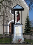 Figurka przed kościołem