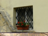 Czerna k.Krzeszowic. Okno klasztoru Karmelitw Bosych.