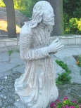 Stopnica - zagadkowa rzeźba na kościelnym cmentarzu
