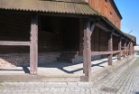 Drewniany kościół św. Jakuba Starszego Apostoła w Wiśle Małej. Soboty, czyli niskie podcienia wsparte na słupach i przykryte jednospadowym dachem, otaczające drewniane kościółki