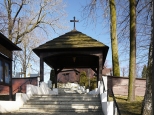 Kościół św. Mikołaja w Łące. Brama wejsciowa na cmentarz przykościelny.