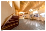 Kalisz - schody prowadzce na wie ratuszow  po drodze zabytkowy zegar 