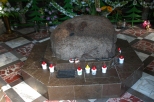 Grąblin -  kamień w kaplicy z odbiciem stóp Matki Bożej
