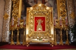 Licheń Stary - Obraz Matki Bożej Licheńskiej na ołtarzu w kaplicy
