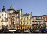 Bielsko-Biaa. Kamienice przy placu Wojska Polskiego z widokiem na wie kocioa ewangelickiego.