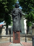 przed kościołem św. Szymona z Lipnicy poza jego ogrodzeniem, znajduje się pomnik króla Władysława Łokietka, który w 1326r.nadał Lipnicy prawa miejskie.