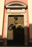 Ulica Świętojańska.Drzwi Kościóła Matki Bożej Łaskawej w Warszawie