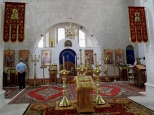 Dość ubogie jeszcze wnętrze monasterskiej cerkwi