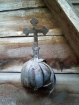 Dzwonnica drewniana w Kodnicy Dolnej-artefakt znajdujcy si w rodku dzwonnicy